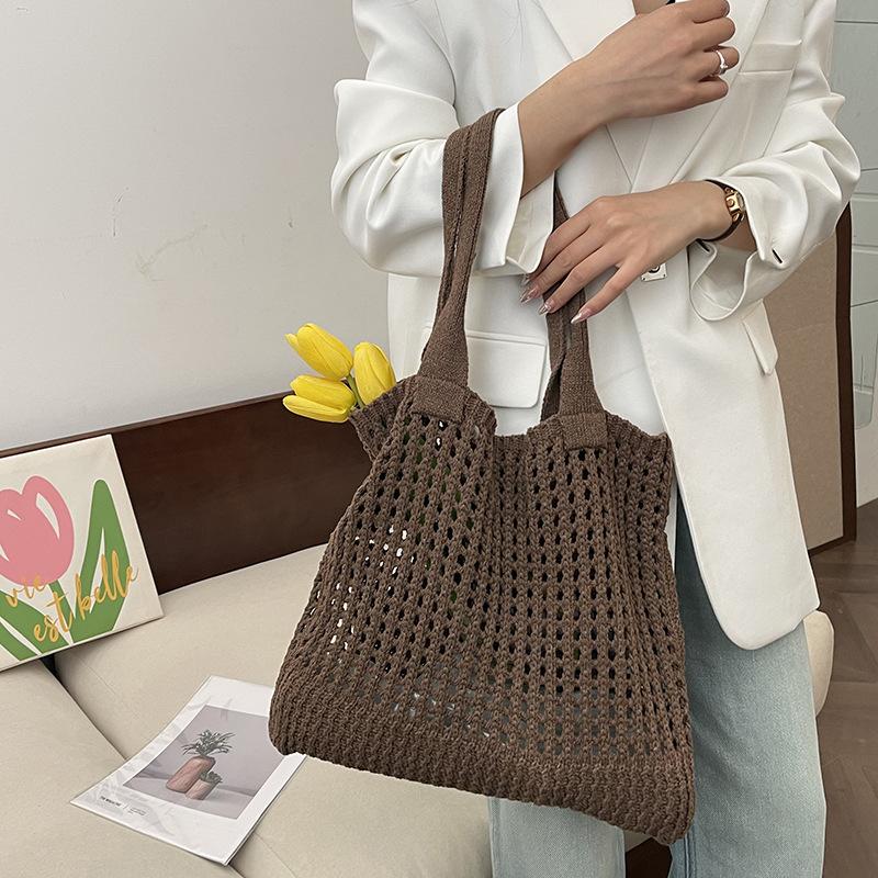 

Ленивая сумка-мешок леди 2025 новая весенне-летняя ажурная вязаная сумка через плечо большая вместимость сумка-тоут темно-коричневого