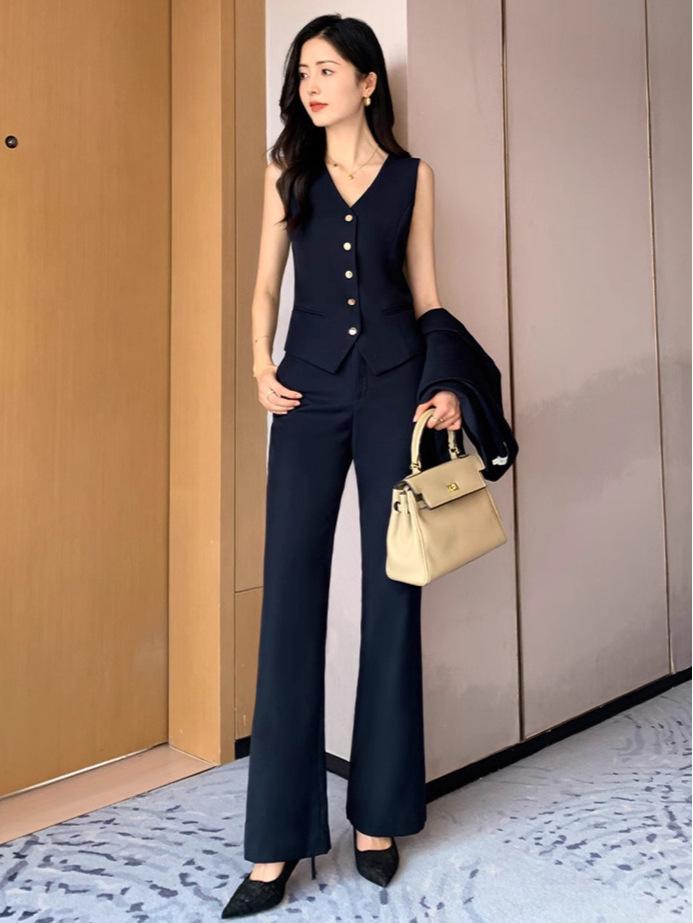 Marken exklusiv: Professionelles High-End Woll-Anzugset für Damen mit Weste und Micro-Flare-Hose für Herbst und Frühling