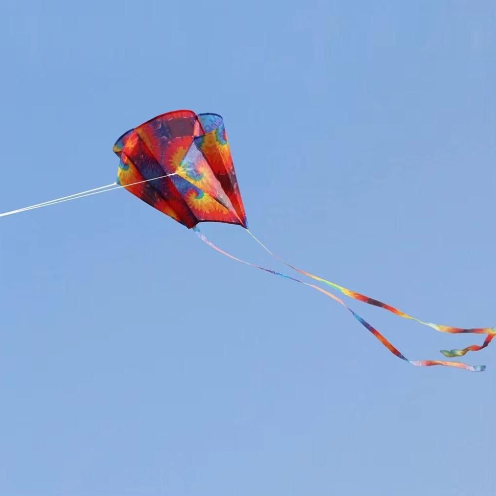 Neuer Easy Fly Regenbogen-Gleitschirmdrachen mit Drachenleine aus reißfestem Polyester. Taschendrachen mit gutem Flugverhalten und langem Schwanz. Ideal für Outdoor-Aktivitäten.
