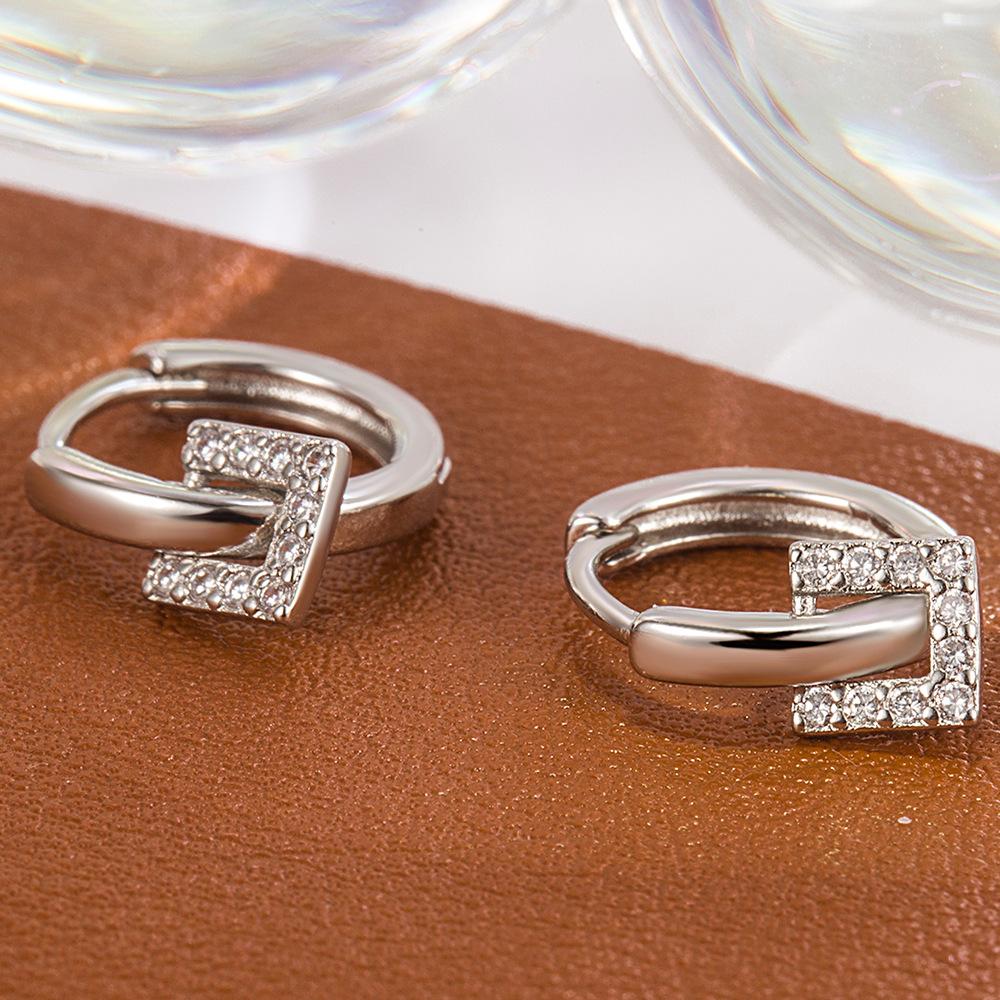 Stilvolle und einfache geometrische runde Zirkonia-Ohrringe mit kleinem Quadrat. Die koreanische Version des Ohrschmucks mit kreisförmiger Ohrschnalle ist klein und passend.