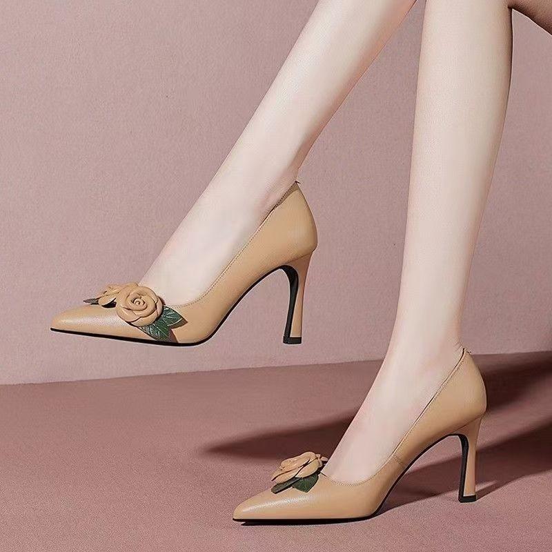 Dicker Absatz spitze Zehenpartie flacher Ausschnitt Blumenmuster Pendler Single Shoes Damenschuhe weiche Sohle bequem kleine Lederschuhe Herbst High Heels