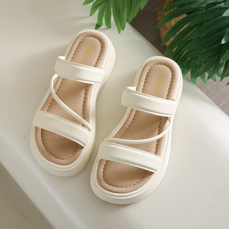 

0521 Beautiful thick-bottomed height-increasing cool slippers for women s summer wear 2025 new models go out with skirts for leisure seaside beach 40
