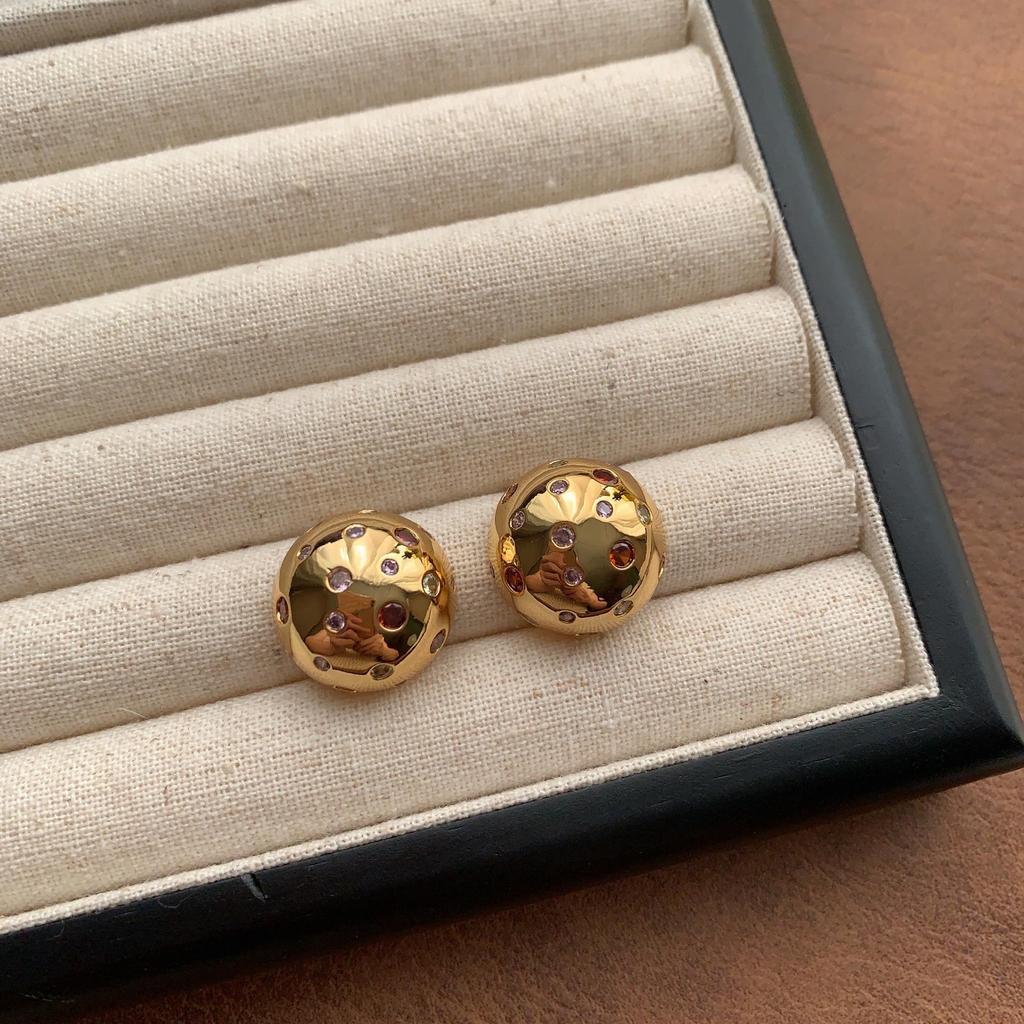 Eleganckie kolczyki ze złotych koralików z kolorową intarsją z kamieni szlachetnych
