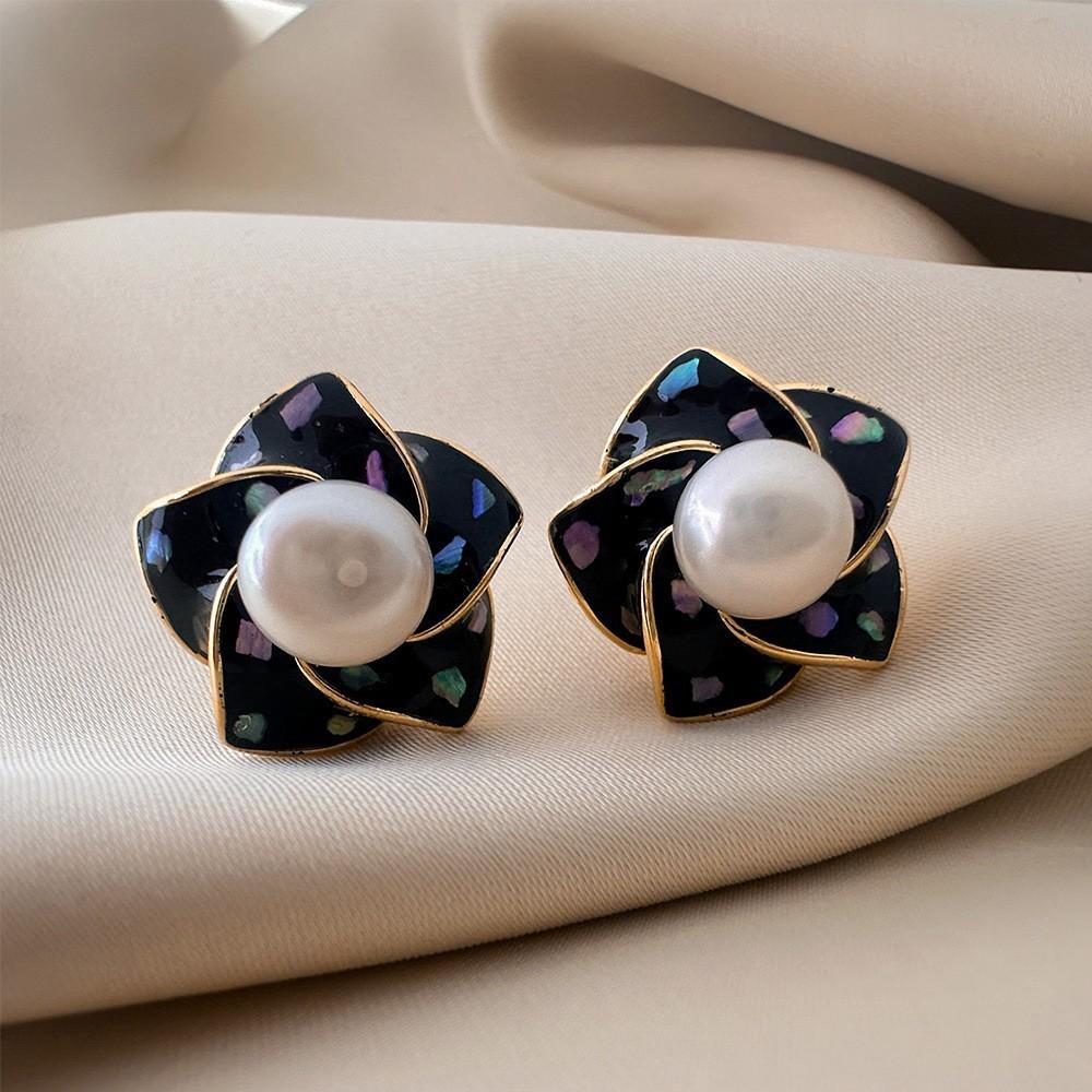 Elegant White Flower Shell Earrings Women's Temperament Niche Design Pearl Stud Earrings for Female Wedding Party Jewelry Gifts