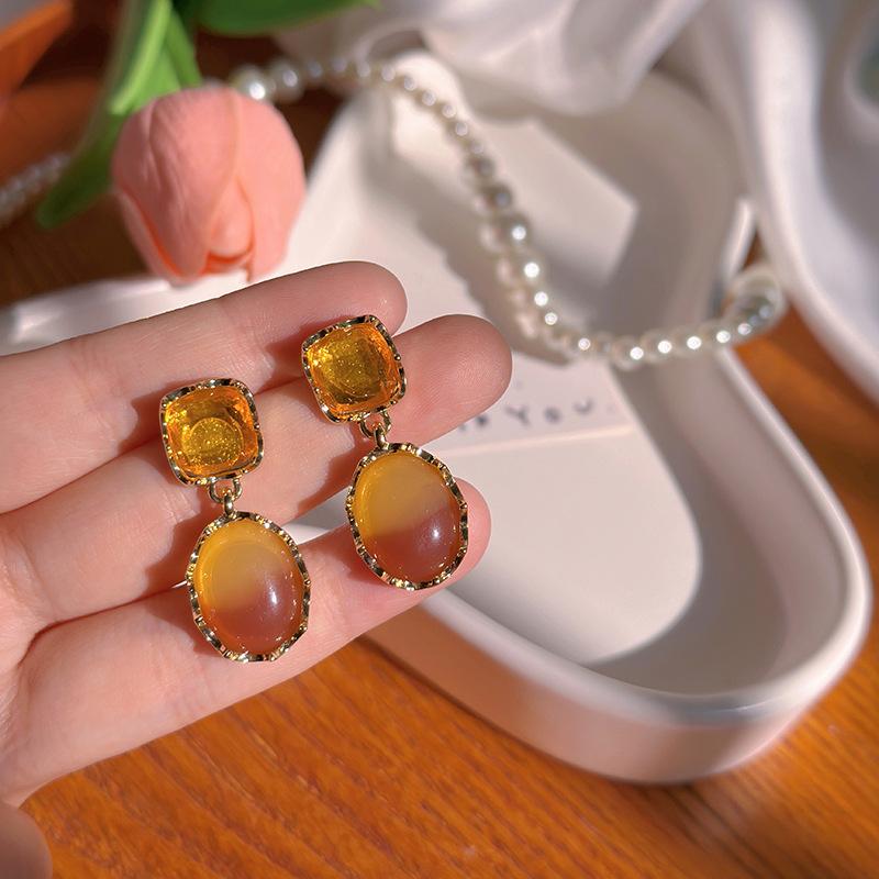 Autumn And Winter French Retro Amber Gradual Change Smudge Earrings, Maillard Atmosphere Contrasting Color Oval Earrings Women