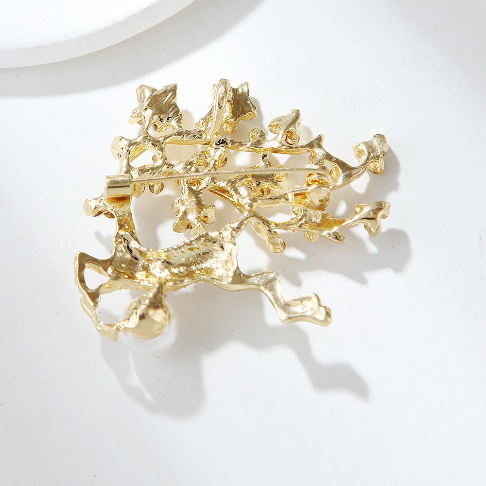 Fashion Elk Brooch Creative Ladies Christmas Anti-travelling Collar Buckle Pearl Pin Exquisite Hypoallergenic Luxury Enamel Brooch Long-Lasting Color