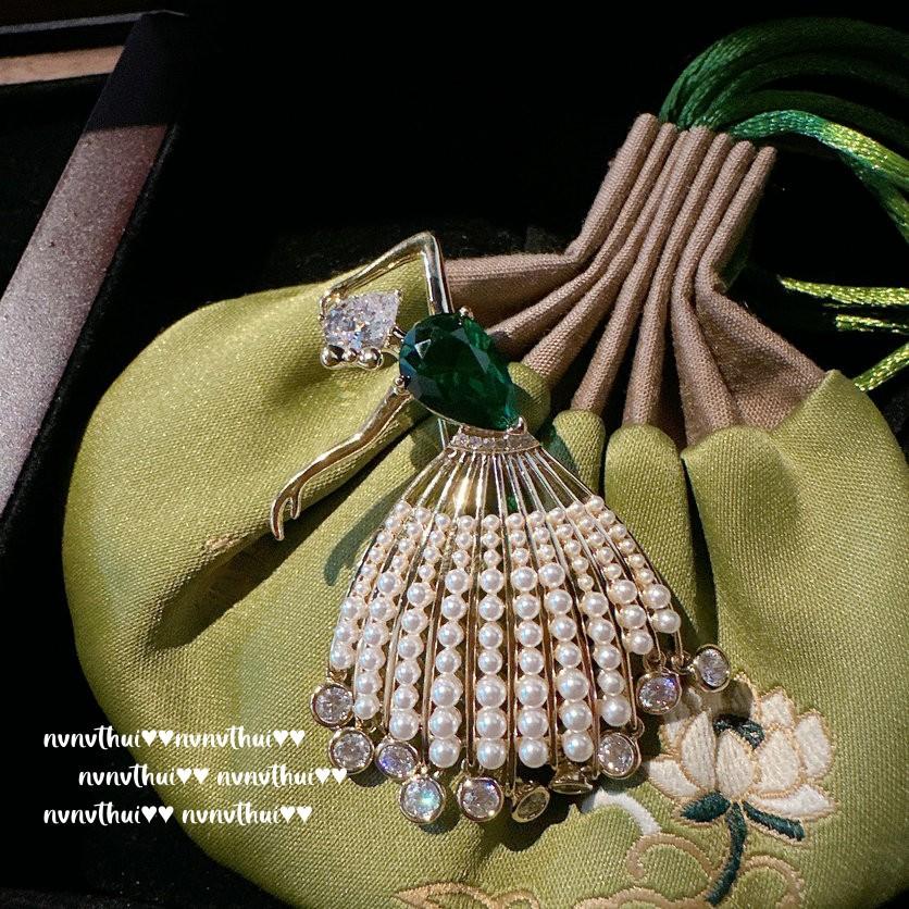 Sunset Melted Gold Peacock Emerald Engraved Fan Brooch Antique Plated 18K Golden Frost Butterfly Zircon Brooch