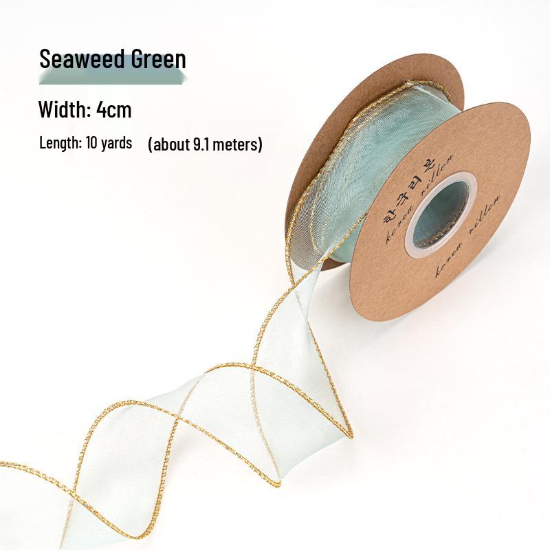 Minimalistischer Tulpen-Kuchenaufsatz mit frischen Blumen und Band für den Muttertag oder Geburtstag