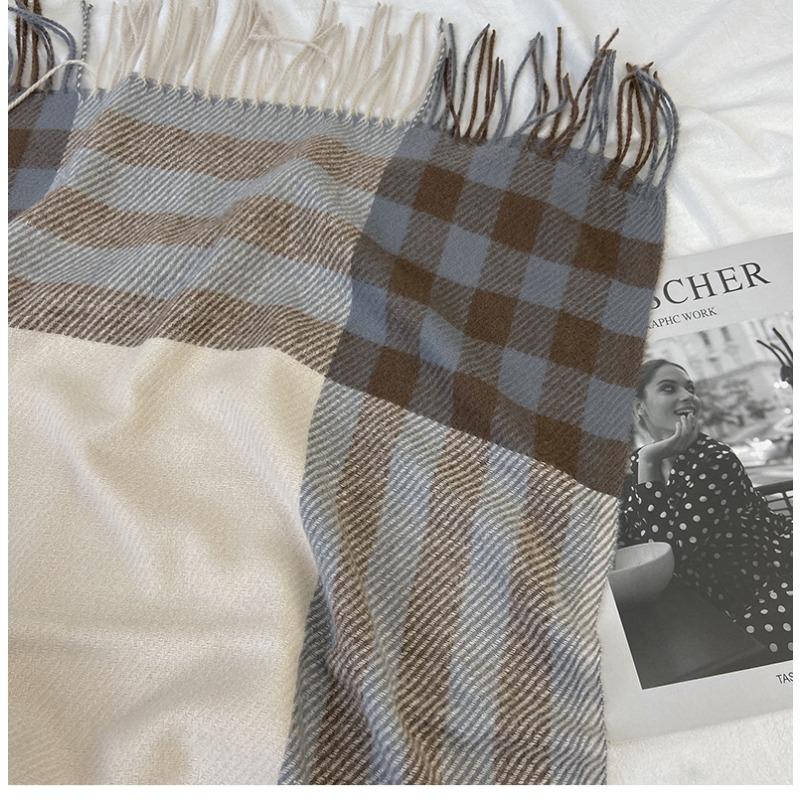 Sciarpa da donna elastica morbida a quadri a righe invernale calda con finiture a nappa, accessorio di moda versatile per uscite casual e clima freddo