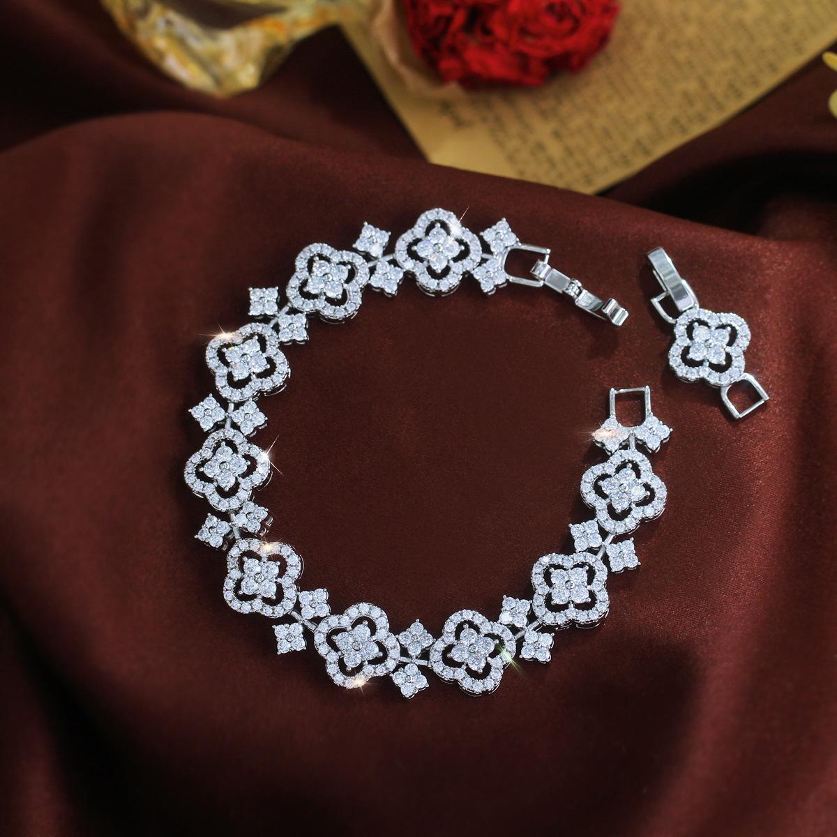 2026 Micro-inlaid Diamond Four-leaf Clover Bracelet Light Luxury High-end Zircon Bracelet 18CM