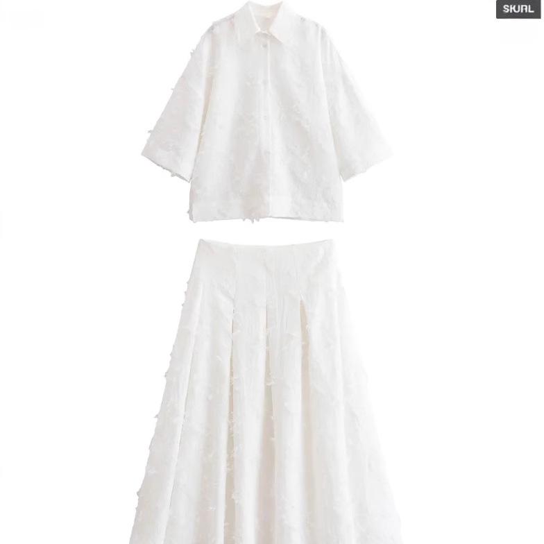 Damski biały zestaw koszuli z frędzlami i piórami oraz spódnicy midi z wysokim stanem