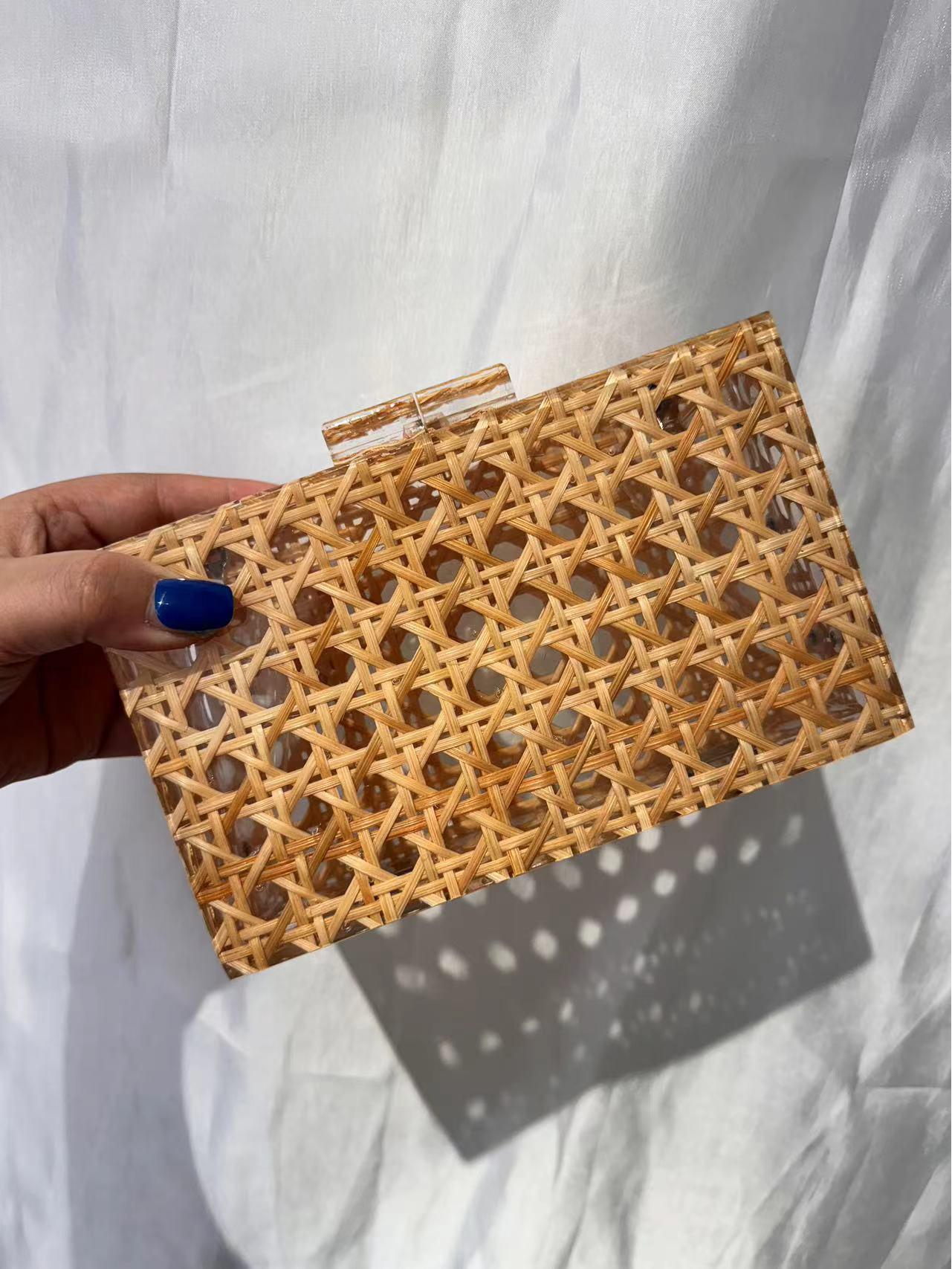 

Вечерняя сумка из акрила и ротанга в стиле ретро 2024 года с модной цепочкой через плечо