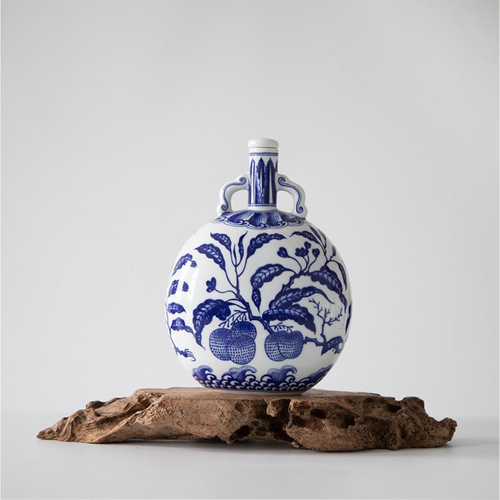 Jingdezhen Blue and White Porcelain Vase: Old-Fashioned Ceramics Inspired by the Forbidden City for Living Room Decor.