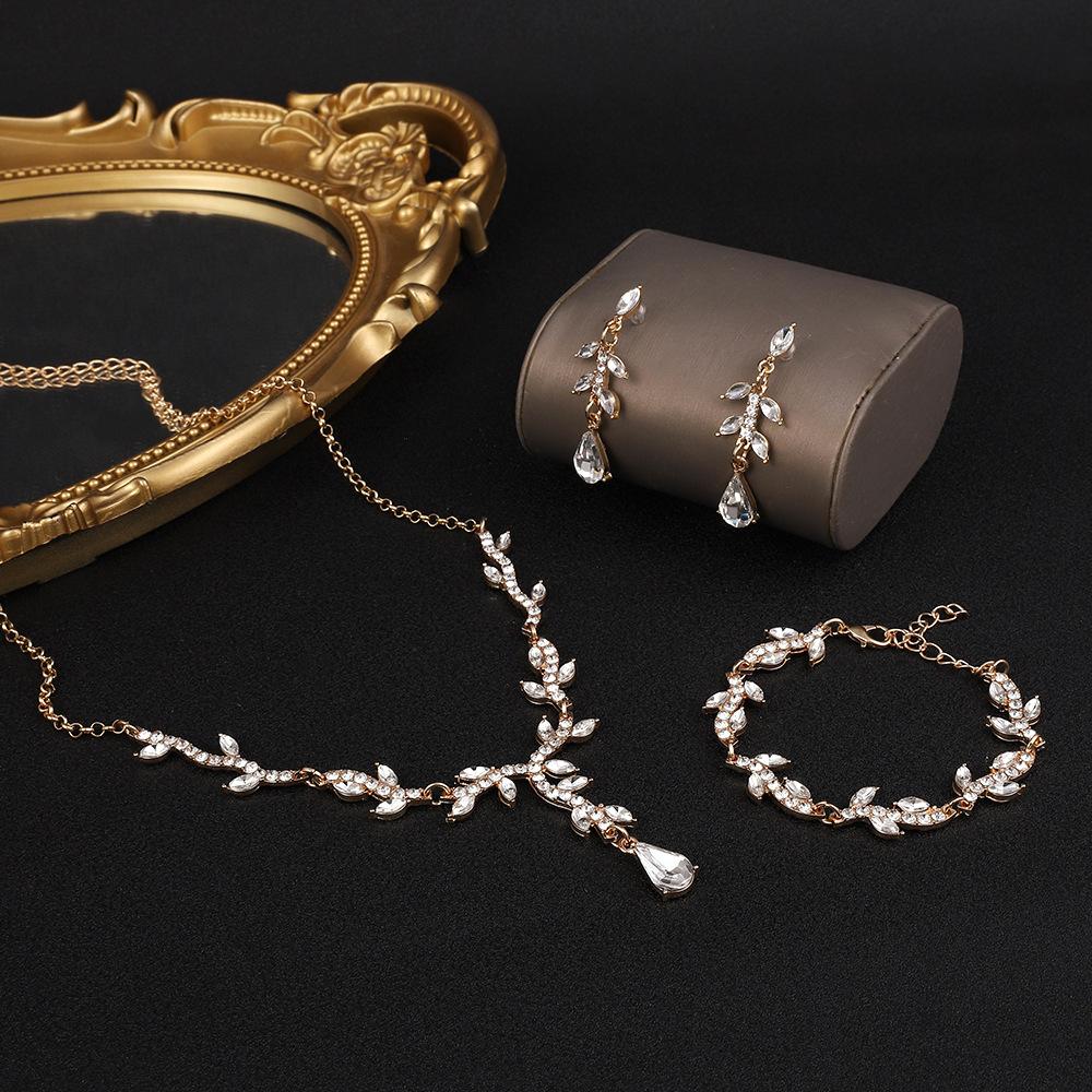 Nischen-High-End-Urlaubsstil Halskette Armband Ohrringe Set