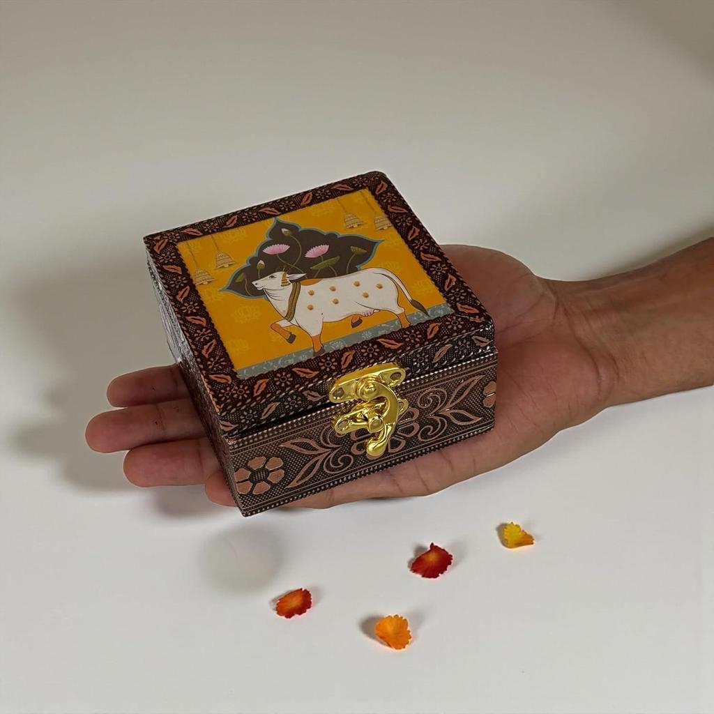 Boîte à bijoux en bois faite à la main avec design Pichwai et serrure – Finition oxydée, 10x10 cm, Organisateur pour boucles d'oreilles, bagues, collier