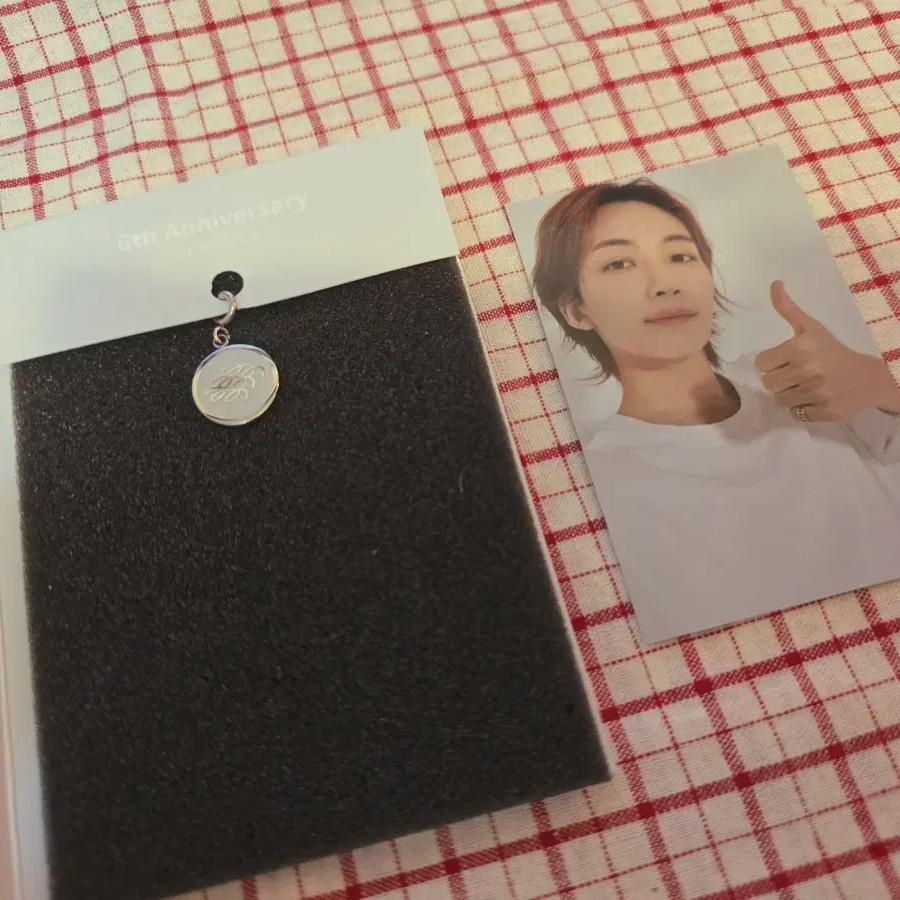 

Подвеска на 6-ю годовщину Jeonghan Seventeen