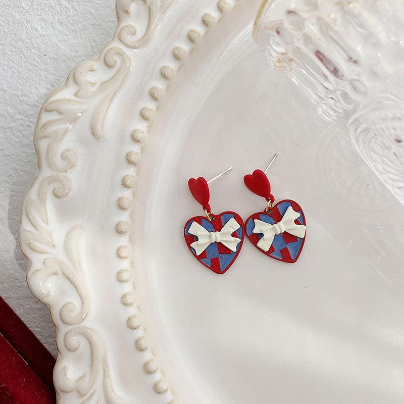 

Трендовые серьги-пусеты в виде красных клетчатых сердец 2024: Ретро Дизайн Высокого Класса с Элегантным Темпераментом красный