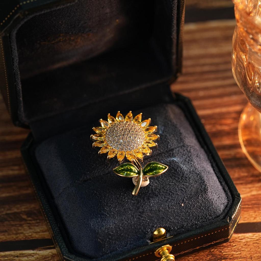 Silver Sunflower Championship Brooch: High-End Zircon Corsage Pin, Perfect for Students