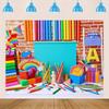 Roodstenen muren, kleurrijke letterklaslokalen, boeken, potloden, fotostudio's, achtergrondvideo's, feestdecoraties
