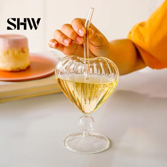 Klares Glasgeschirr für Sprudelwasser Herzförmiges Cocktailglas, 220 ml Kelch mit Strohhalm, Elegante Professionelle Bartending Kaltgetränke Tasse, Stilvoll