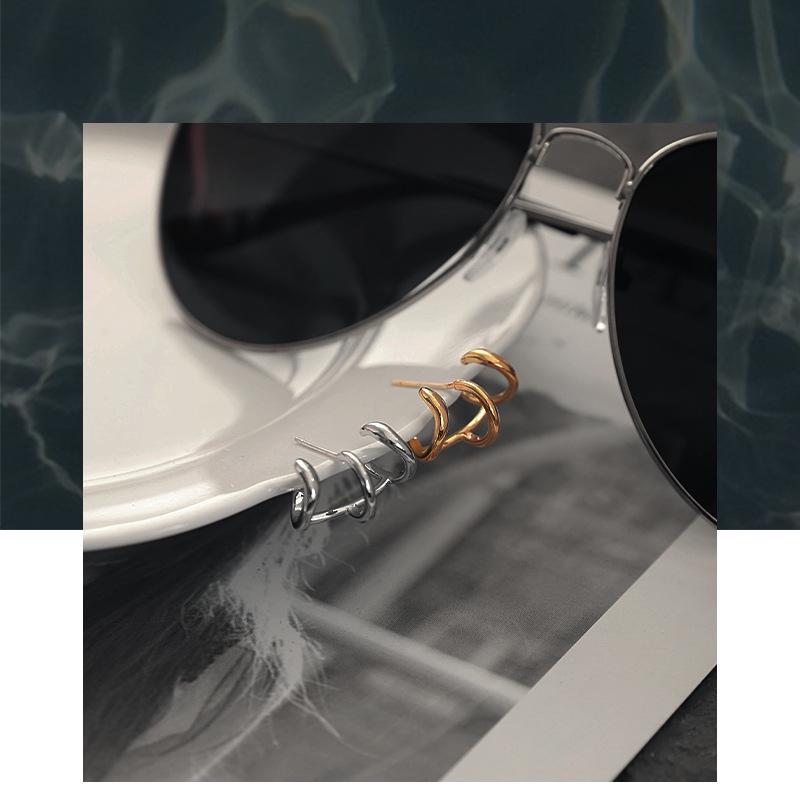 Nohara Aoi Retro Two-Tone Layered Earrings: Simple, Versatile, and Stylish.