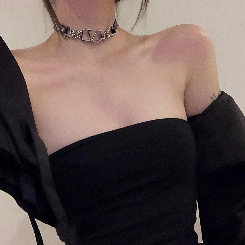 Chic High-End V-Letter Metal and Leather Choker for Women
