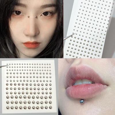 Metallischer Fake-Piercingschmuck: Lippen-, Nasen- und Augenbrauenstecker mit Strass-Gesichtsaufklebern