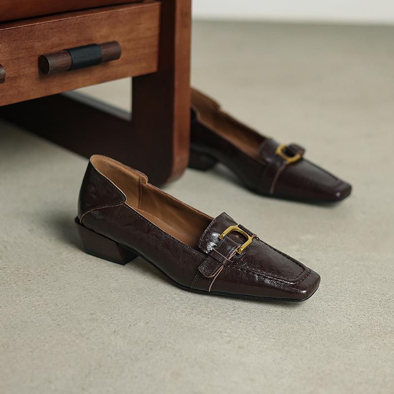 

2025 новая модель, замшевые туфли с квадратным носком в стиле old money с ремешком и пряжкой, средний каблук, одинарные туфли, толстый каблук 4 см, ретро маленькие кожаные туфли женские 39 темно-коричневого