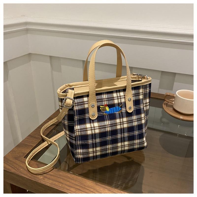 Niche Design Hand Carry Fashion Casual Bucket Bag New Beautiful Fashion Shoulder Bag Messenger Bag Basket