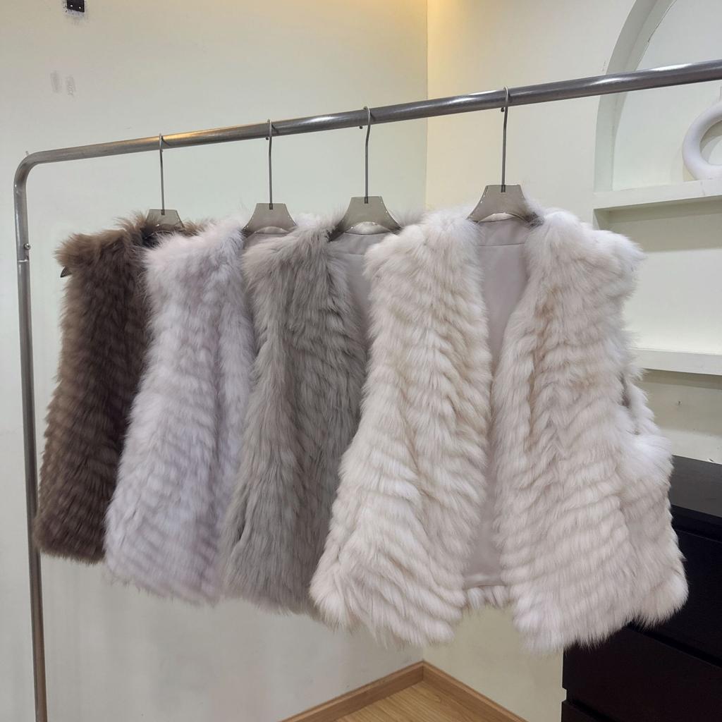 Winter new Finnish imported fox hair noble and thin V-neck encrypted car strip scarf fur vest women's coat
