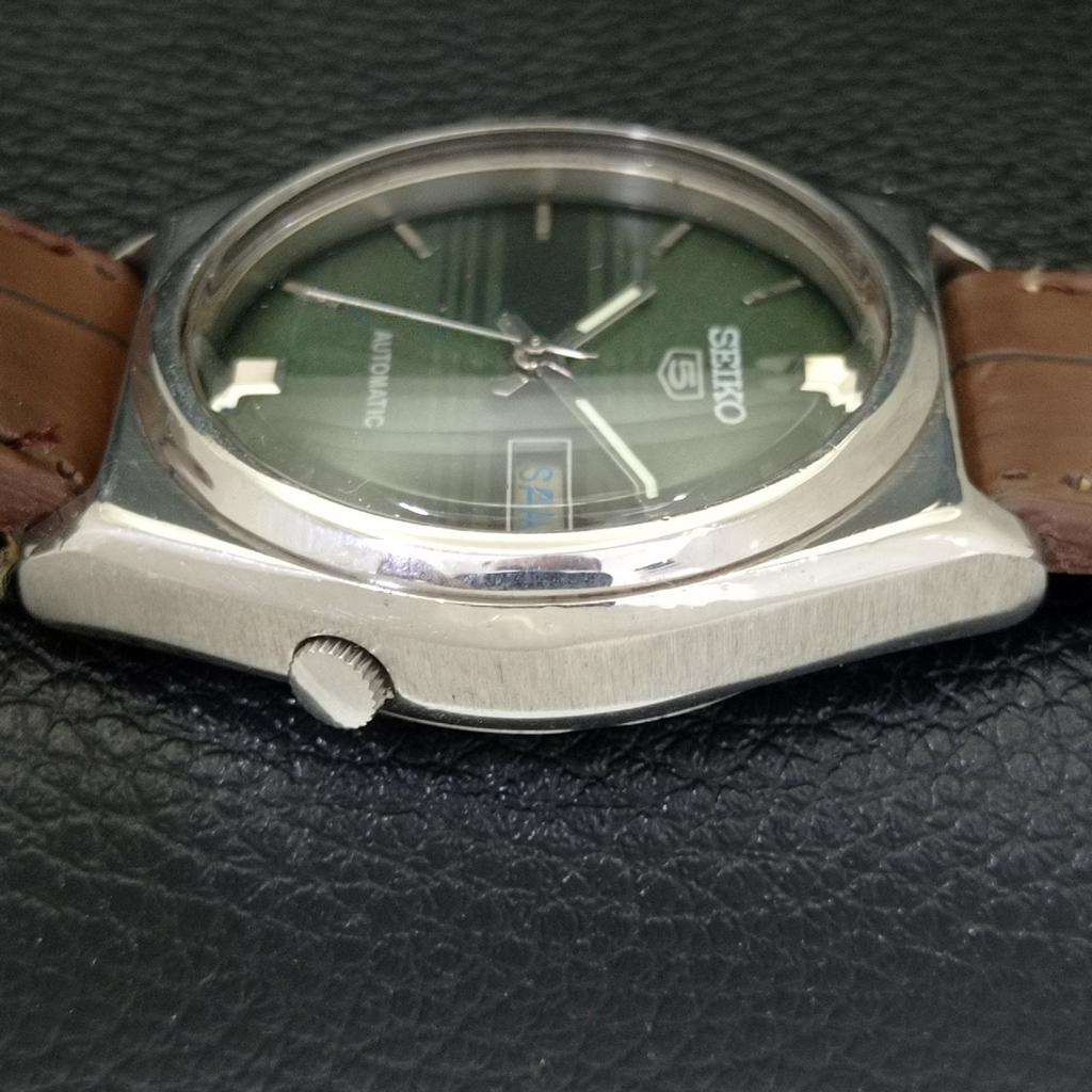 AUTOMATIC VINTAGE SEIKO 5 JAPAN MENS GREEN COLOR DIAL WATCH a701647-5 R206c-a701647