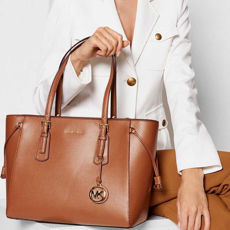 Michael Kors MK Voyager Letter Logo Pendant Solid Color Leather Catfish Bag Medium Women handbags Brown 30H7GV6T8L-LUGGAGE