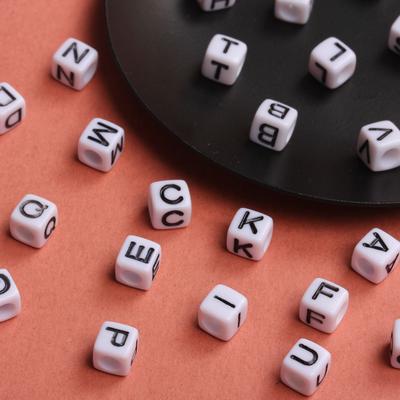 100 Pezzi Fai da Te Catena per Telefono Collana Foro Grande Perline 26 Lettere Accessori per Creazione Gioielli Artigianato Materiale per Infilare Ciondoli Acrilico 5,5 mm Bianco Nero