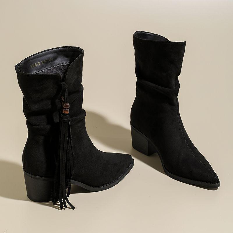 Damskie zamszowe kowbojki do połowy łydki na jesień/zimę 2025 z czubem w szpic, grubym obcasem, frędzlem i marszczeniami.