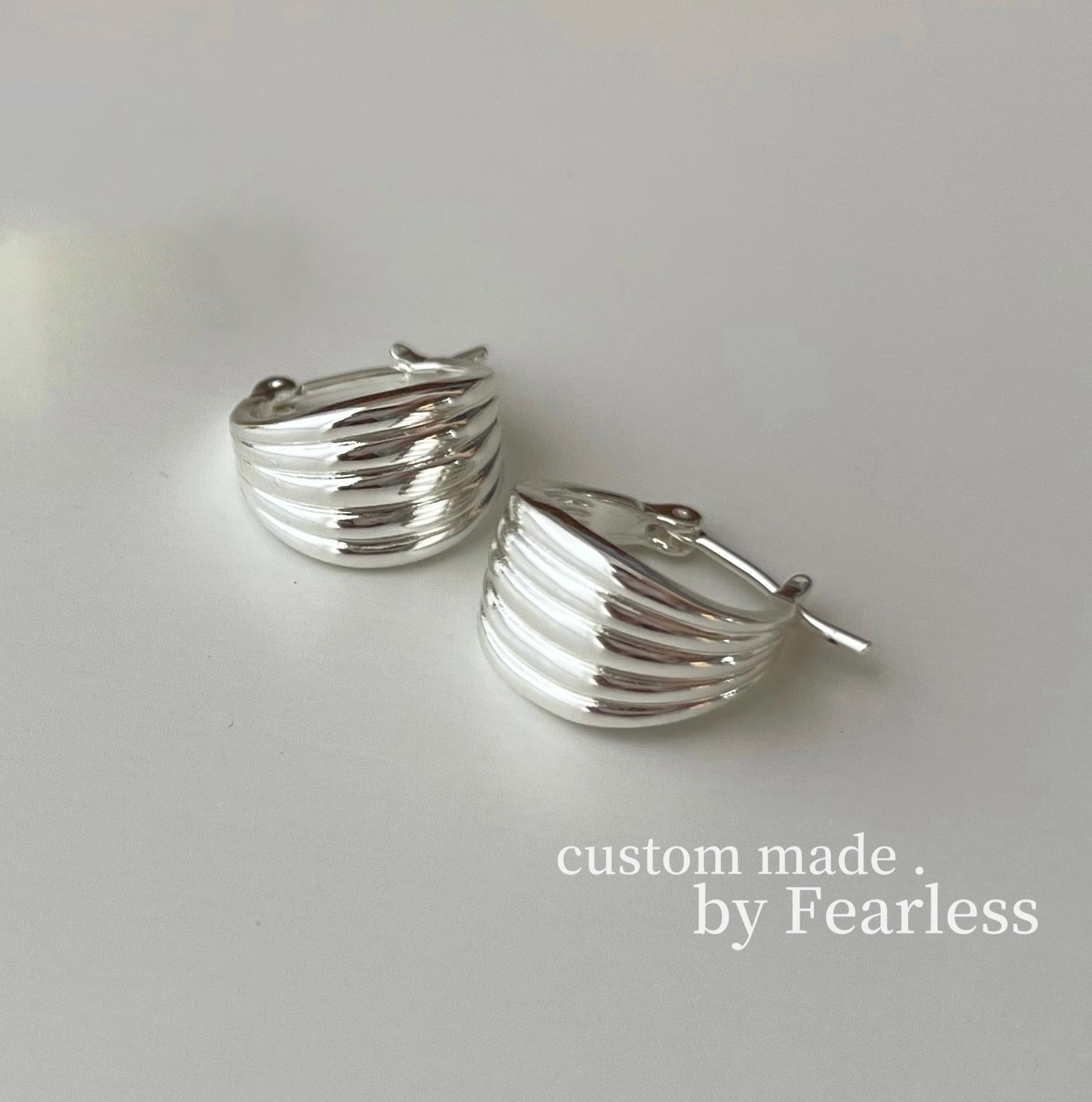 

Korean niche design sense commuter versatile earrings women, calf horn blogger ear buckle срібний