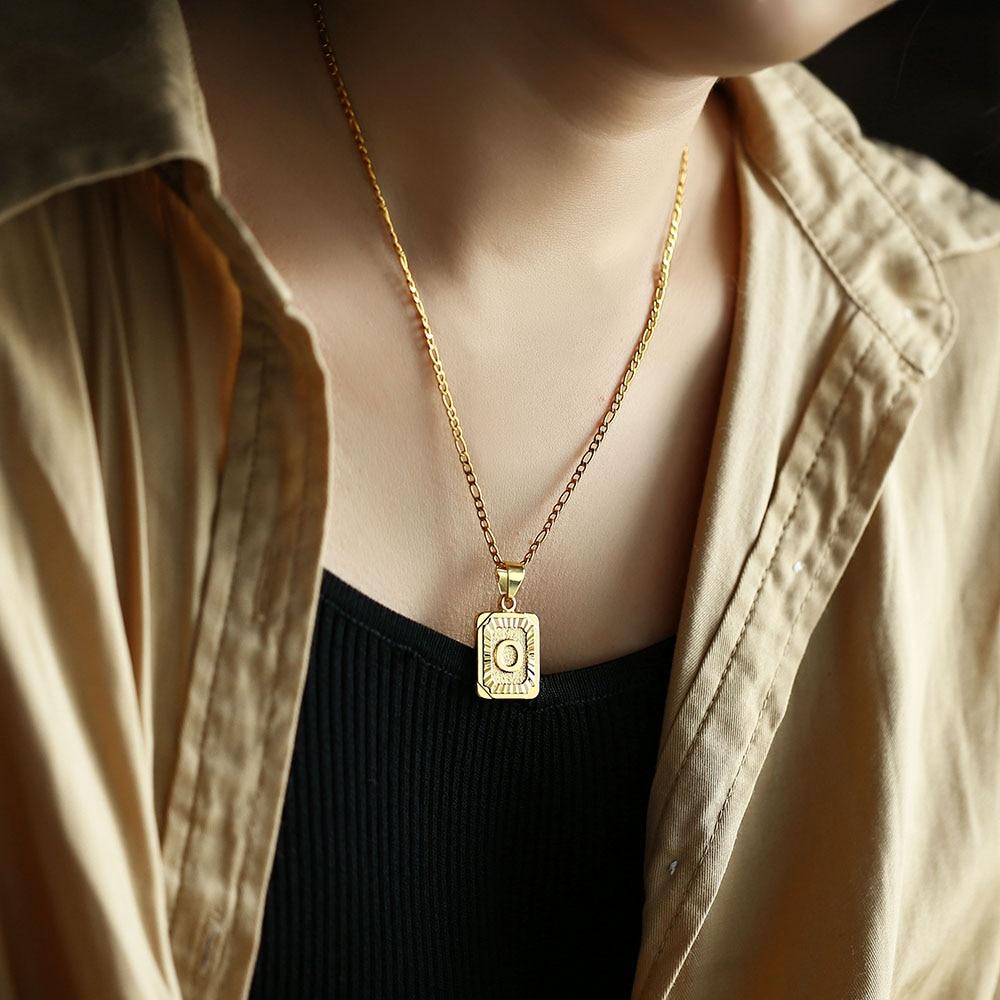 Stylish 26 Letters Square Charm Necklaces Stylish Jewelry Choker Figaro Link Chain Gold Color Tone Length Adjustable Voguish Souvenir Present