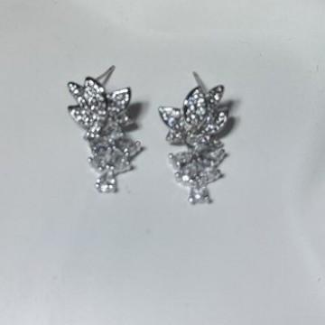 

New European and American style light luxury butterfly leaf stud earrings simple and versatile high-end exquisite earrings ear jewelry