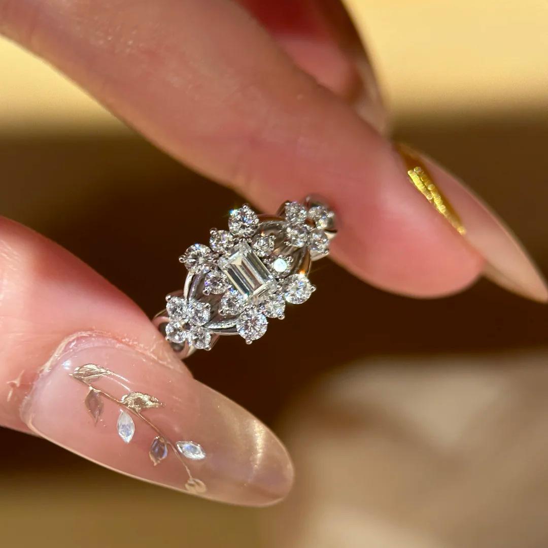 

2026 Light Luxury High-end Temperament Super Flash Zircon Grandmother Cut Ring Slightly Inlaid with Diamond Four-leaf Clover Square Rock Sugar Wedding Resizable