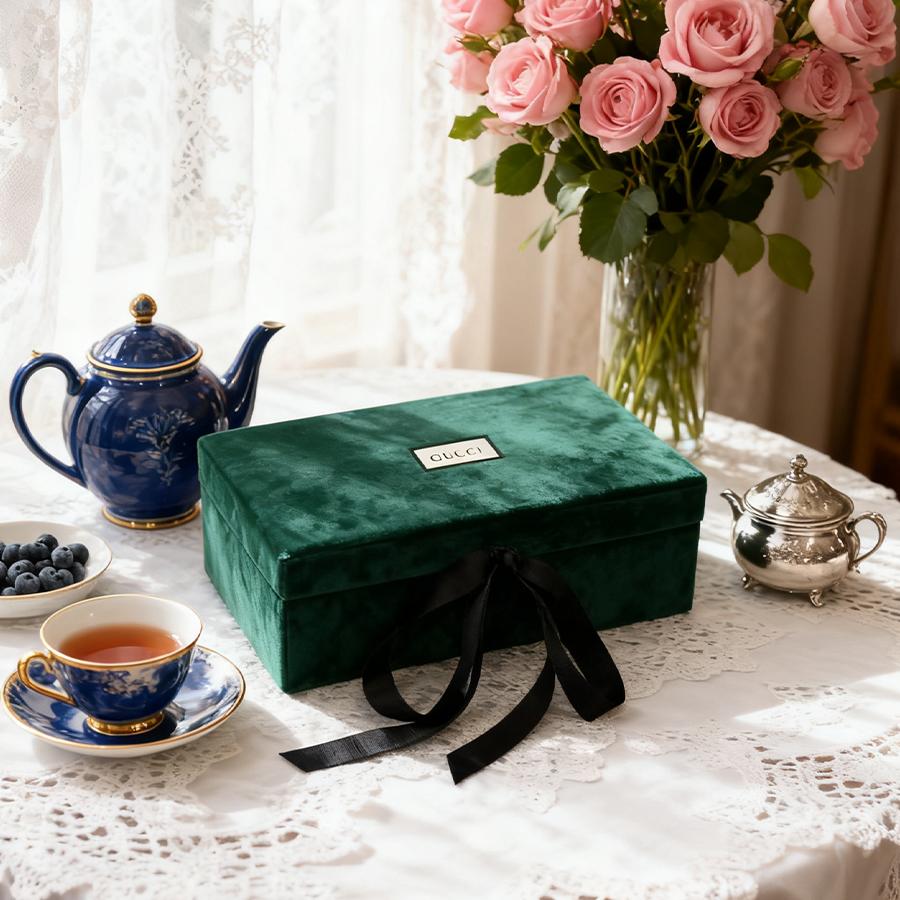 

GUCCI Women s Cosmetics BOX Suitable for Store jewelry, cosmetics (such as lipsticks, eyeshadow brushes, etc.), or change money, etc. зелёный