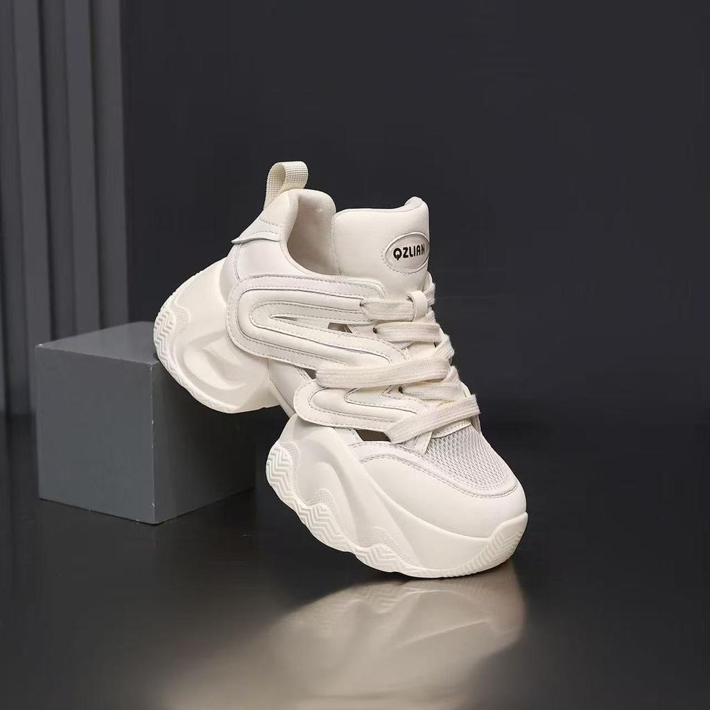 Showing feet small sports dad shoes new autumn mesh breathable thick-soled sports casual shoes difficult