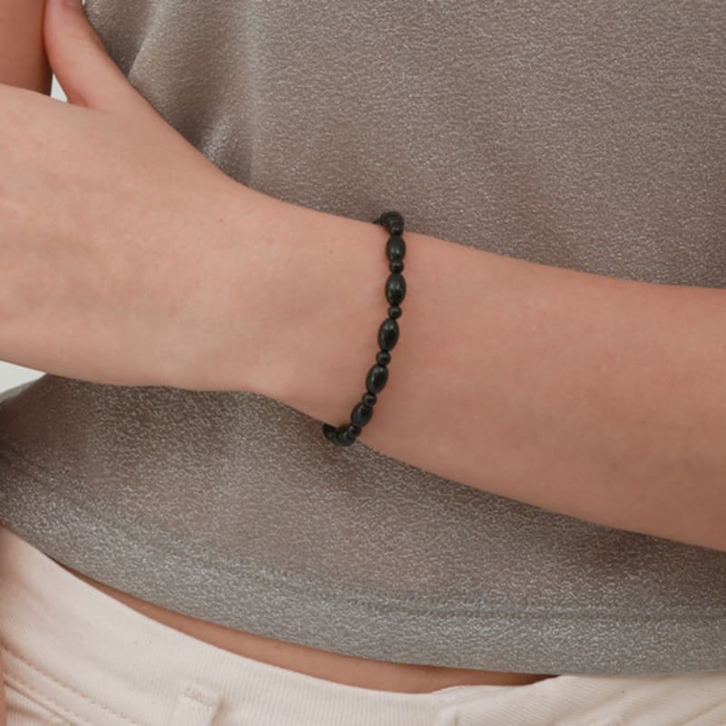 Less is more oval onyx bracelet