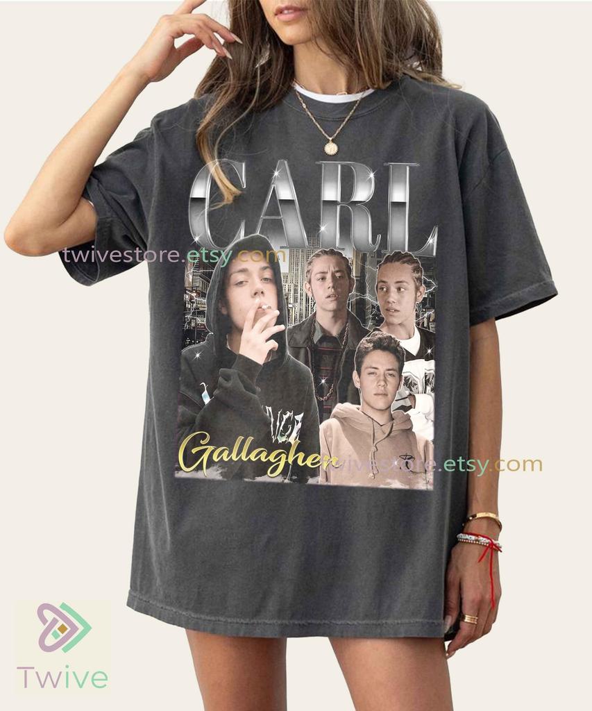 Maglietta Carl Gallagher Comfort Colors, T-shirt Vintage Retro, Merchandising Regalo per Fan della Serie TV Shameless, Classico Show Televisivo, Stile Nostalgico Anni '90
