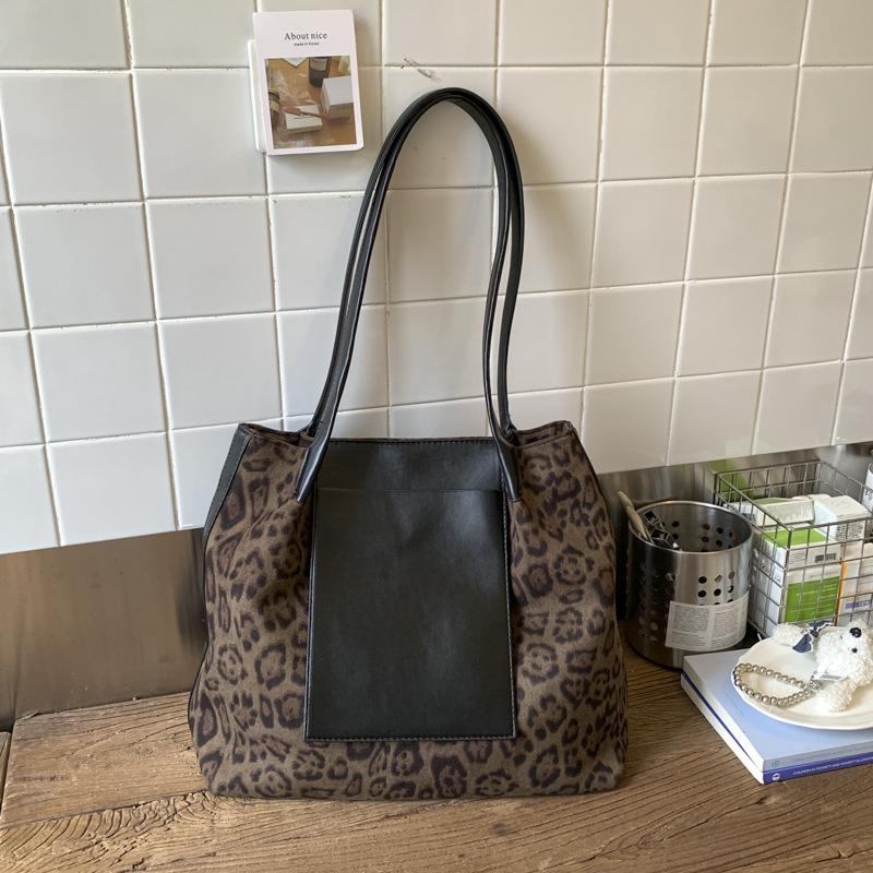 Leopard print bag women's large-capacity 2025 new autumn and winter leisure shoulder shopping bag, popular commuter tote bag this year