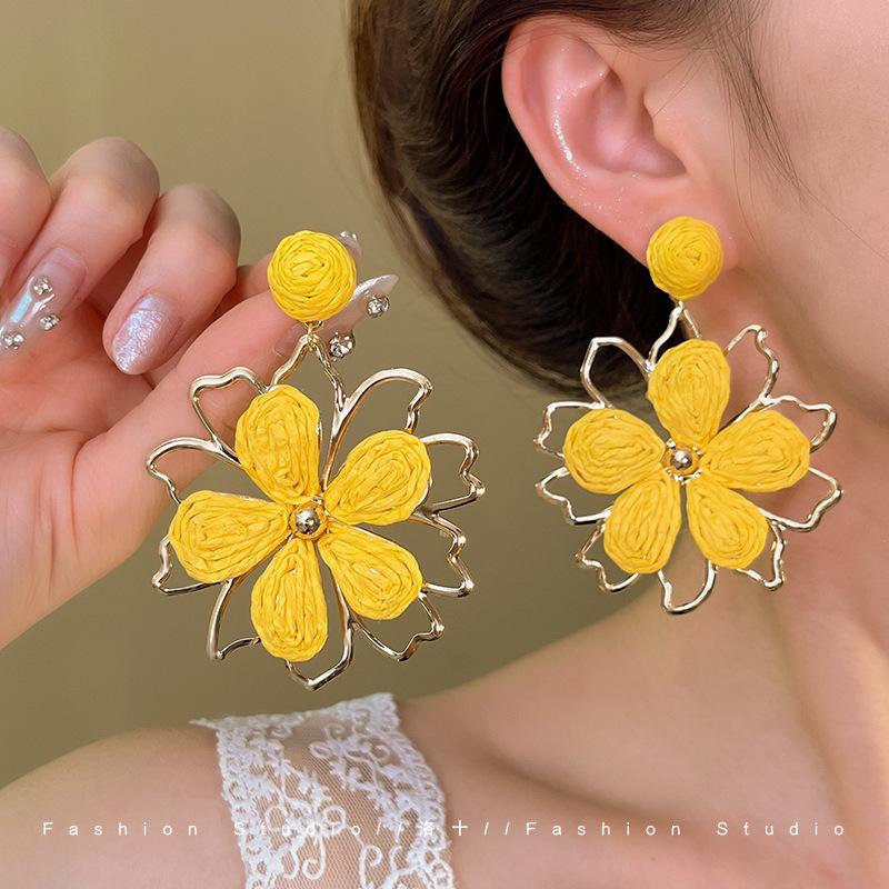 Yellow flower pendant earrings, sweet temperament earrings, fashionable and versatile high-end earrings.