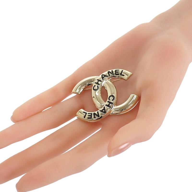 CHANEL  Brooch gold metal Women