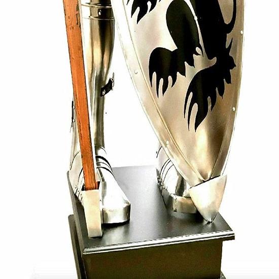 Armura completă a unui cavaler medieval cu scut și sabie. Armura din secolul al XV-lea,