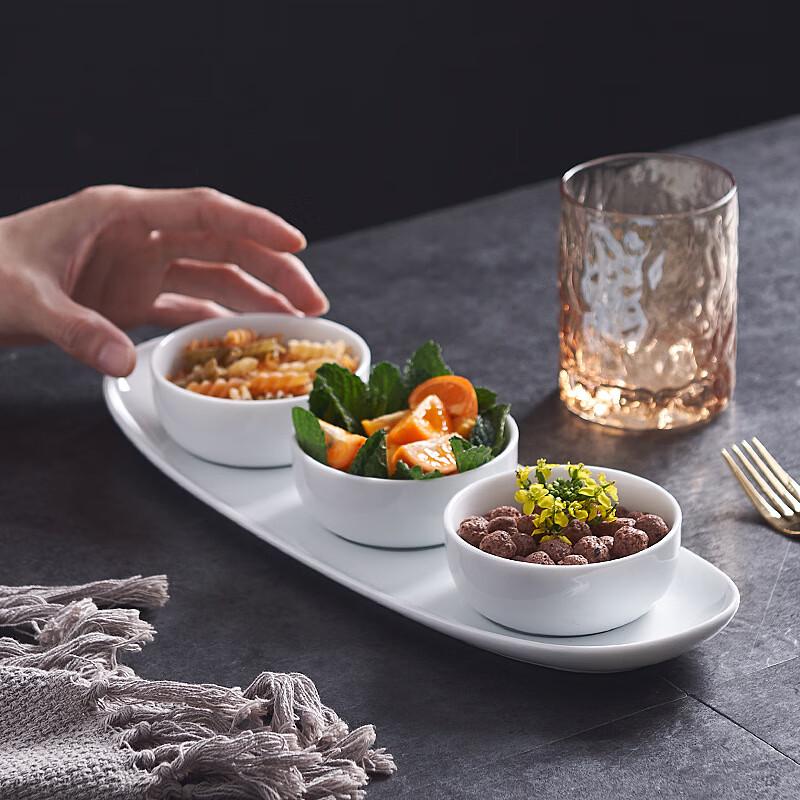 

Minimalist 3-Compartment Round Plastic Serving Plate