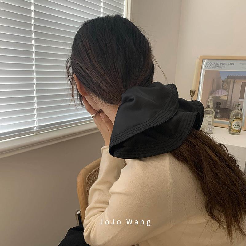 

Satin Hair Ties, Hair Bands, Ponytail Headwear, Hair Tie, Back of The Head, and Hair Tie