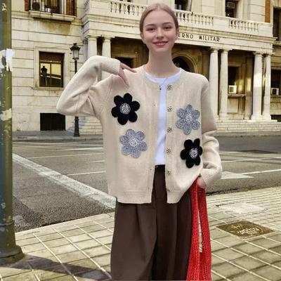 Herbst und Winter neue Mode Kontrastfarben unterer Rand Häkelblume dreidimensionale Dekoration gestrickter Rundhals Strickjacke Jacke Top