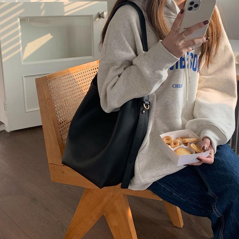 Textured Big Bag Women's New Fashion Shoulder Messenger Bag Commuting To Work Large Capacity Soft Leather Bucket Bag